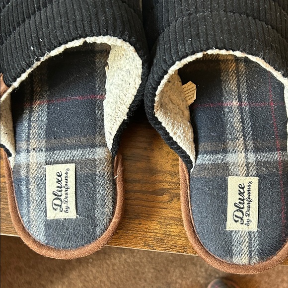 Dearfoams Black and Brown Men's Slippers - Picture 2 of 4